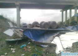 На Ставрополье из-за ветра с эстакады над железной дорогой сорвался грузовик