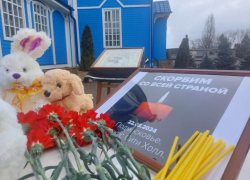 Жители Ессентуков несут цветы и мягкие игрушки к Никольской церкви в память о жертвах теракта в «Крокус Сити Холле»