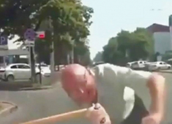 Агрессивный пожилой пешеход притворился сбитым на проезжей части в центре Ставрополя