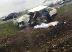 Фура разбила вдребезги "девятку" и перевернулась на трассе Ставрополь - Изобильный