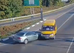 «Газель» протаранила  вылетевшую на «встречку» иномарку на опасном перекрестке под Пятигорском