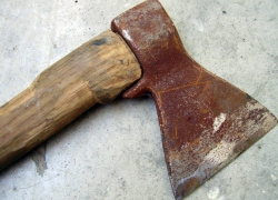 Житель Курского района зарубил собутыльников топором и попытался сжечь тела