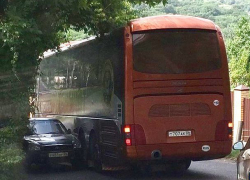 Спешивший на матч с "Динамо" автобус с футбольной командой "Ангушт" столкнулся с "Приорой" в Ставрополе