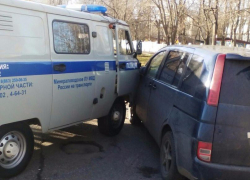 В Минеральных Водах священник на "Тойоте" врезался в полицейский УАЗ с заключенными