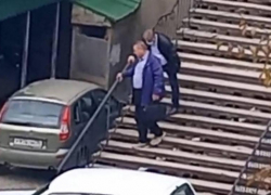 Летящей походкой? Двойника главврача Кировской Рб засняли мертвецки пьяным на ступеньках учреждения