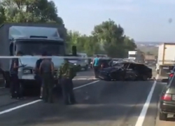 Последствия жесткого ДТП с «четырнадцатой» и грузовиком попали на видео под Ставрополем 
