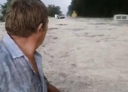 «Сейчас наполнится машина и все»: горожане остались без автомобилей из-за потопа на Ставрополье — видео