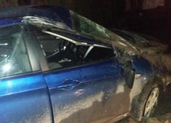 Водитель иномарки летел на высокой скорости по ночному Ставрополю и опрокинулся на обочине