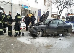 В центре Ставрополя горел припаркованный возле магазина автомобиль