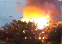 Огромное пламя охватило здание общежития на севере Буденновска 
