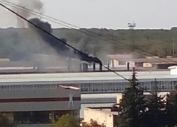 Огромные черные клубы дыма валят из трубы крупного завода в Ставрополе