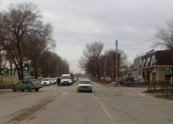 Девушки на отечественных авто не разъехались на перекрестке Пятигорска