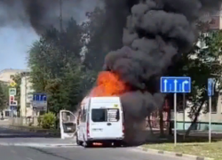 Полыхающая на улице Невинномысска городская маршрутка попала на видео