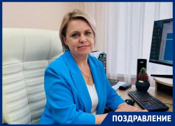 Замдиректора Александровского центра соцобслуживания Елена Ачкасова отмечает юбилей
