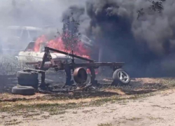 В Ставропольском крае произошел крупный пожар на месте с брошенными машинами — видео