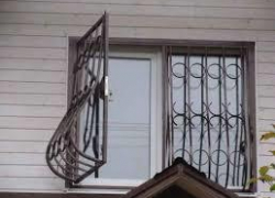 Решетка не дала девушке выпасть из окна в Ставрополе