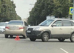 Авария «легковушки» и внедорожника на перекрестке парализовала две полосы на юго-западе Ставрополя