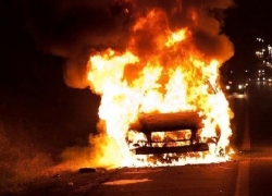 Перевернувшийся автомобиль сгорел полностью на дороге Ставрополья