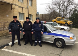 Из полыхающего автомобиля смелые автоинспекторы вызволили водителя на Ставрополье