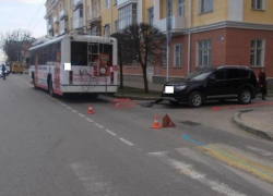 В Ставрополе девушка за рулем "Митсубиси" врезалась в троллейбус