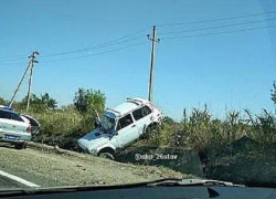 «Нива» вылетела с трассы и угодила в кювет под Ставрополем 