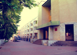 Джатдоев хотел передать часть земельного участка школы №25 под "гостевую стоянку"