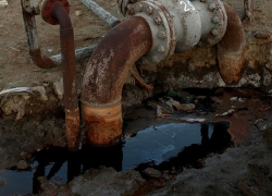 Нефть разлилась в Ставропольском крае из-за незаконной врезки