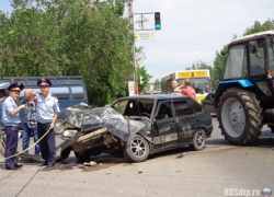 На КМВ трактор серьёзно повредил легковушку  