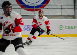«Армейцы» попали под «Спартак»: в ставропольской НХЛ интрига сияет в полный рост