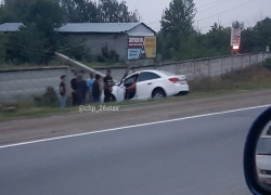 Иномарка «вылетела» с дороги и врезалась в столб под Ставрополем 