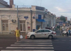 Пошедшего по "зебре" впереди родственницы 9-летнего мальчика сбил белый "Фольксваген-Поло" в Ставрополе