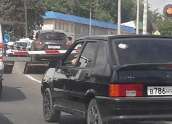 Страшной катастрофы с участием поезда и "Ниссана" помогла избежать быстрая реакция работника железной дороги на Ставрополье