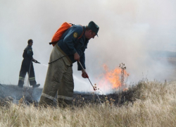 Восемь часов боролись с огнем пожарные за спасение хутора и ферм под Ставрополем 
