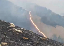 На горе Юца Предгорного округа продолжает распространяться пламя 