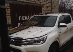 Кусок стены из-за ветра обрушился на дорогую иномарку в Ставрополе