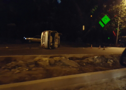 Водитель сбил двух велосипедистов и перевернулся на иномарке около парка Победы