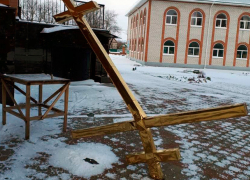 Сильный ветер сорвал крест с храма на Ставрополье