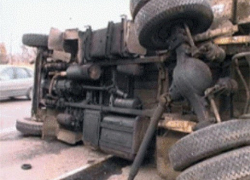 Грузовик вылетел в кювет и опрокинулся на Ставрополье