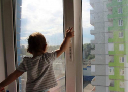 В Михайловске маленькая девочка выпала с четвертого этажа многоквартирного дома