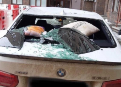 Несколько автомобилей в Ставрополе разбиты глыбами льда с крыш