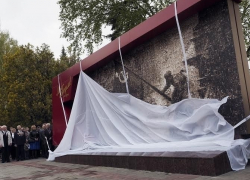 Мемориальное панно, открытое на юбилей Победы, дополнят новыми фотографиями