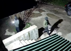 Камеры в Кисловодске засекли неизвестных за нанесением надписей с рекламой запрещенных веществ 