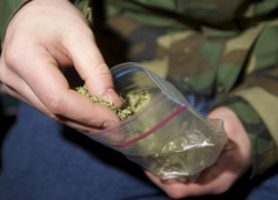 В Предгорном районе у парня выпала марихуана на глазах у полиции