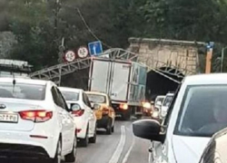 На грузовую "Газель" в Ессентуках упала дорожная опора  