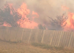 Крупный пожар в поселке произошел около Сенгилеевского озера Ставрополя