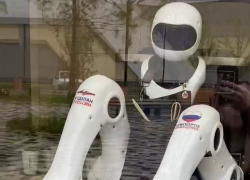 Робот-бариста работает в сквере Героев России в Ставрополе
