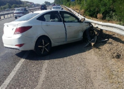 Лихач на «Солярисе» врезался в дорожное ограждение и попал в больницу на Ставрополье 