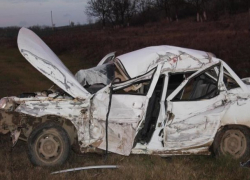 Грузовик вылетел на "встречку" и превратил "Волгу" в груду смятого металла на Ставрополье