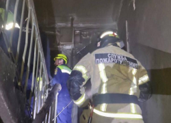 Два человека погибло, 15 эвакуировали: ночной пожар вспыхнул в многоэтажке в Ставрополе 