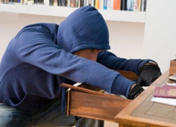 В одном из лицеев города произошла кража техники и денег